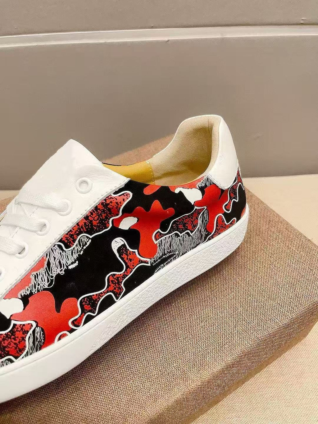 Gucci White Low-Top Sneakers with Black and Red Sides — detail