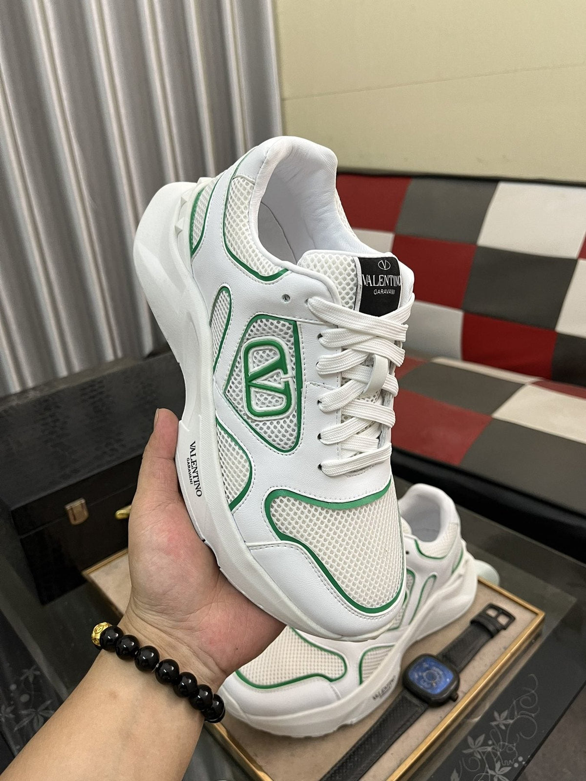 Outlined Emblem Low-Top Sneakers — model