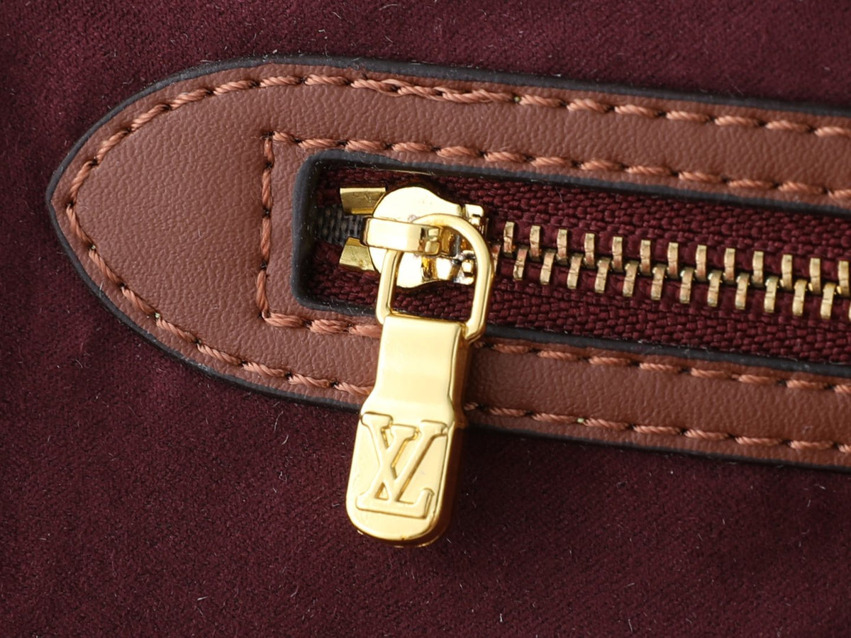 Louis Vuitton Neverfull Monogram Tote with Zip Pouch — detail
