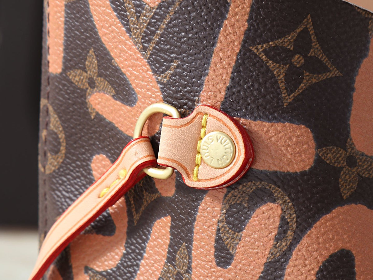 Louis Vuitton Neverfull Monogram Tote — detail