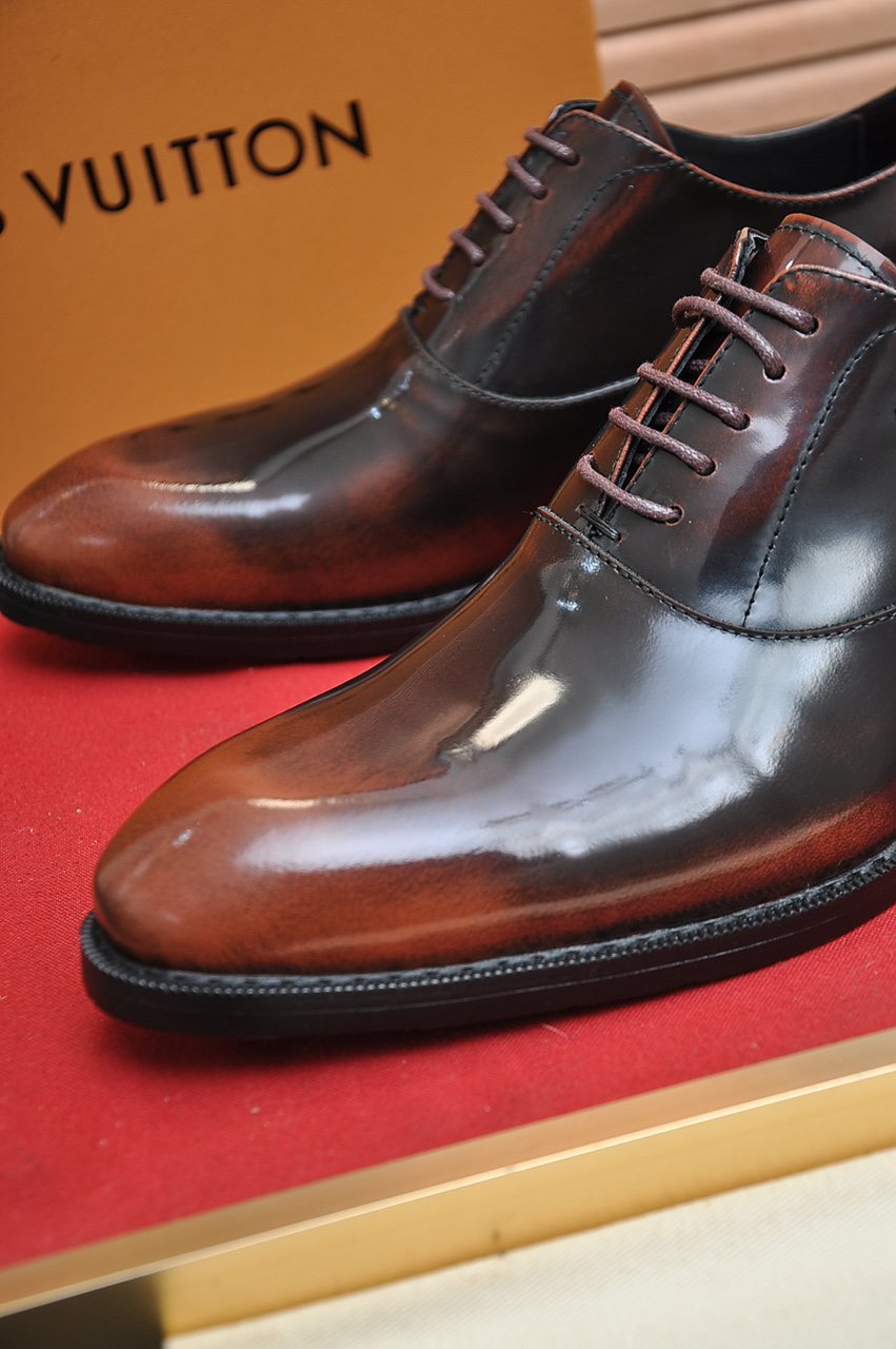 Louis Vuitton Plain-Toe Lace-Up Dress Shoes — detail