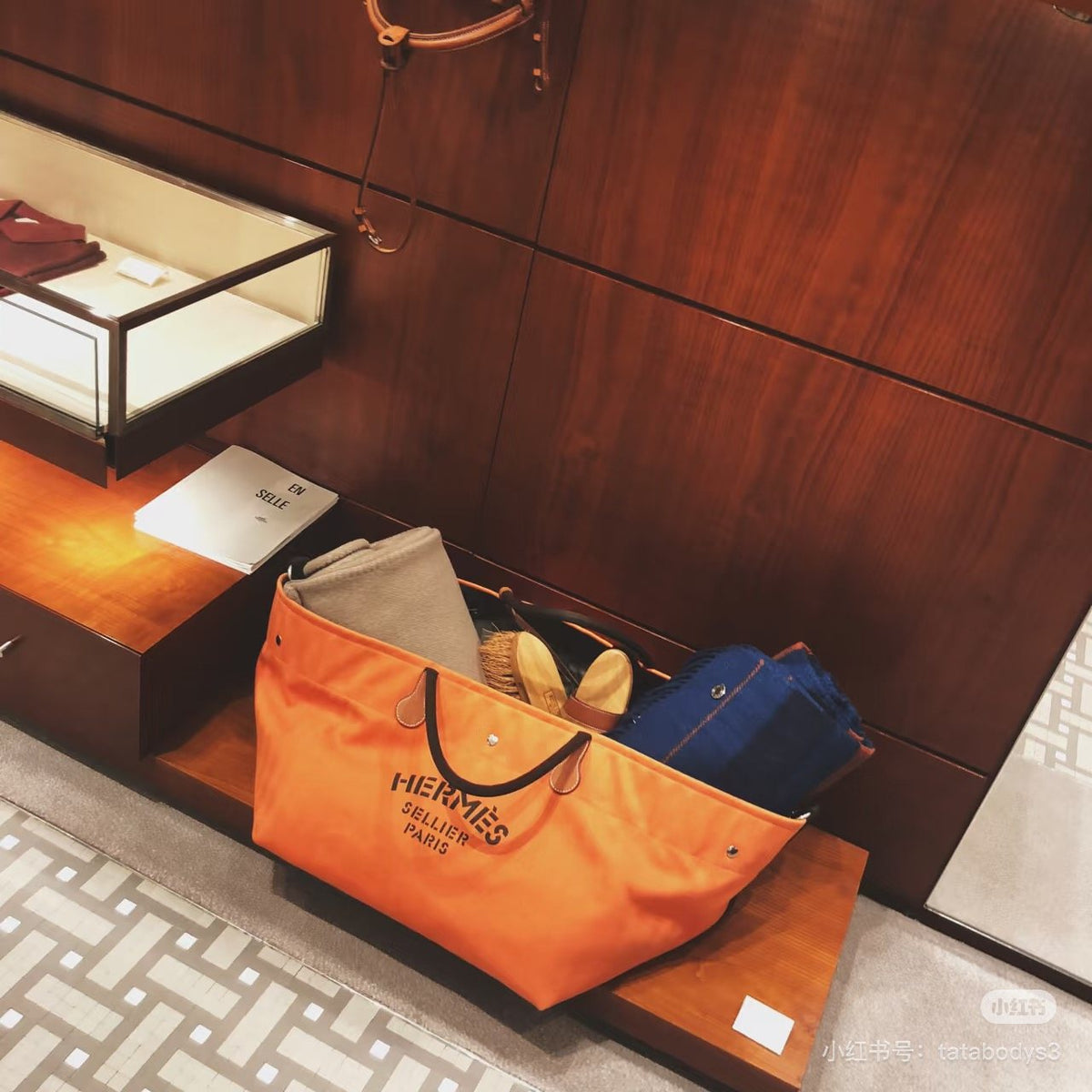 Hermès Orange Carryall Tote with Dark Brown Trim — detail